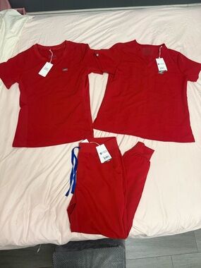 Figs Women's Slim Scrub Top in Red